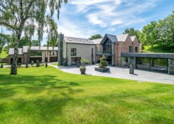 Ronaldo flies into Manchester in private jet, moves into multi-million mansion