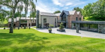 Ronaldo flies into Manchester in private jet, moves into multi-million mansion