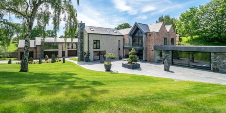 Ronaldo flies into Manchester in private jet, moves into multi-million mansion