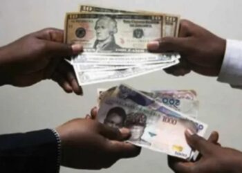 Naira plunges to 580 to the dollar