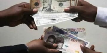 Naira plunges to 580 to the dollar