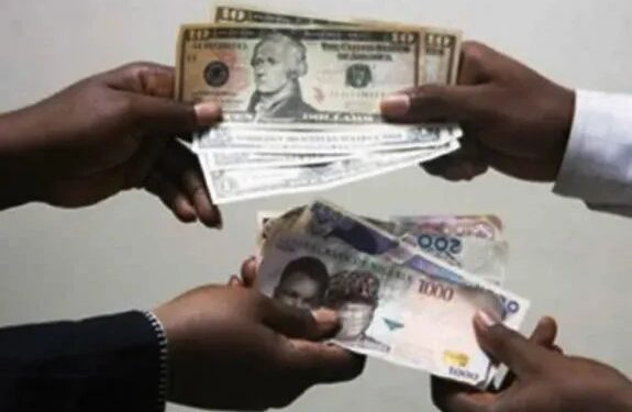 Naira plunges to 580 to the dollar