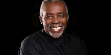 Nollywood Veteran Actor Olu Jacobs Gets An Award.