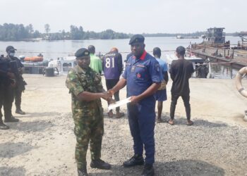 Navy arrests 5 suspected oil thieves in special raid