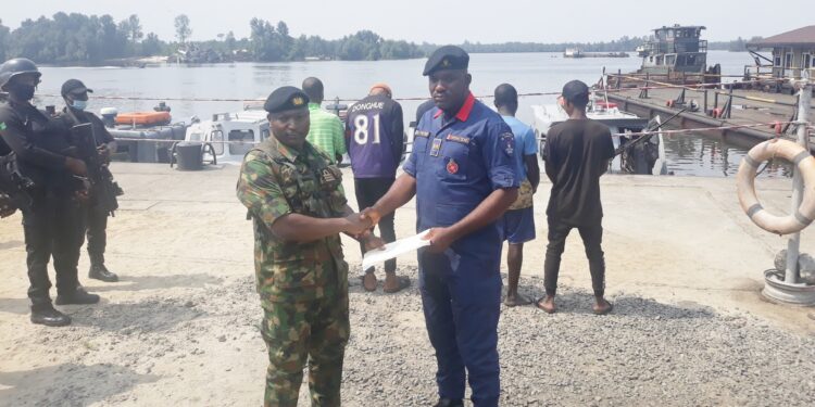 Navy arrests 5 suspected oil thieves in special raid