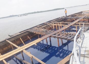 Navy arrests 5 suspected oil thieves in special raid