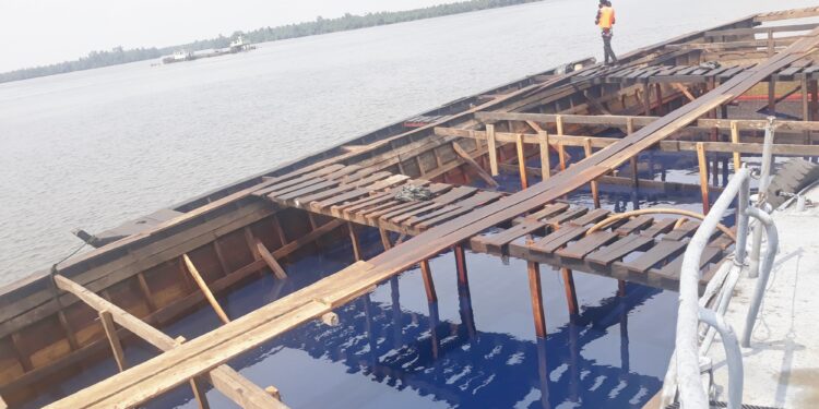 Navy arrests 5 suspected oil thieves in special raid