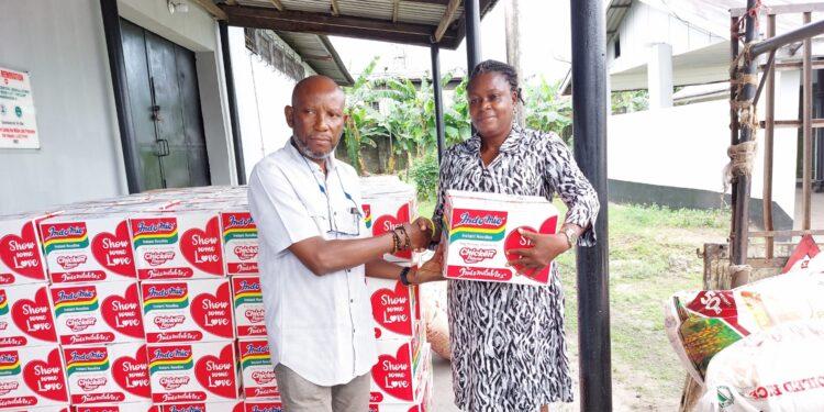 Flood: FG donates relief materials to IDPs in Rivers