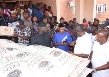Gov. Ugwuanyi flags-off training  on soil testing, distributes fertilizers, Maize