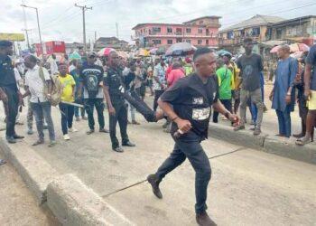 Mob Beats Lagos Policeman Unconscious For Pushing Man Into BRT Lane