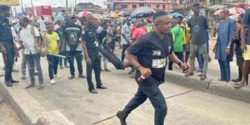 Mob Beats Lagos Policeman Unconscious For Pushing Man Into BRT Lane