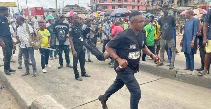 Mob Beats Lagos Policeman Unconscious For Pushing Man Into BRT Lane